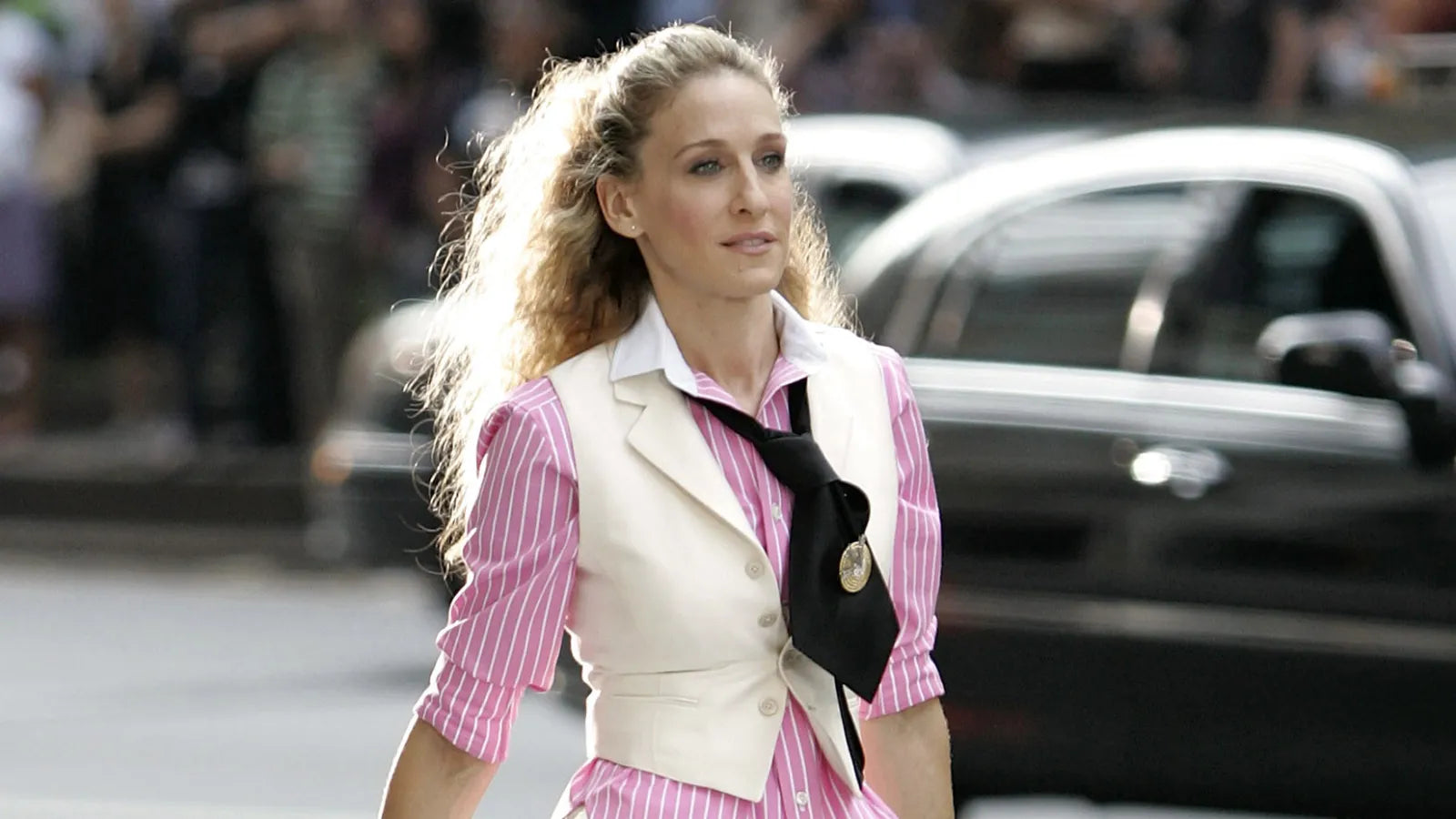 Iconic Carrie Bradshaw Outfits: A Fashion Legacy